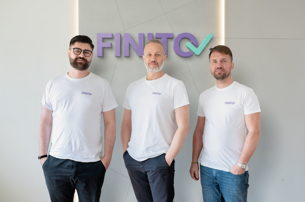 Zespół Finito Pro — trzech założycieli na tle logo Finito